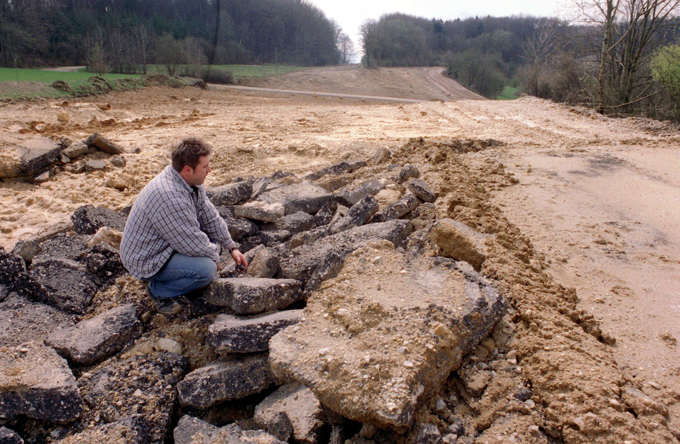 Nur noch Teerbrocken erinnern 1999 am Hienberg bei Schnaittach daran, dass sich hier bis 1997 bis zu 50.000 Autos täglich den berüchtigten Berg bei Schnaittach auf der Autobahn A9 Nürnberg Berlin hinaufquälten. Damals wurde die A9 verlegt und auf der alten Trasse kehrte die Natur zurück.