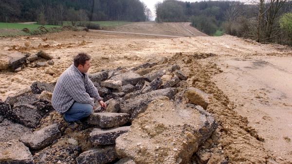 Nur noch Teerbrocken erinnern 1999 am Hienberg bei Schnaittach daran, dass sich hier bis 1997 bis zu 50.000 Autos täglich den berüchtigten Berg bei Schnaittach auf der Autobahn A9 Nürnberg Berlin hinaufquälten. Damals wurde die A9 verlegt und auf der alten Trasse kehrte die Natur zurück.