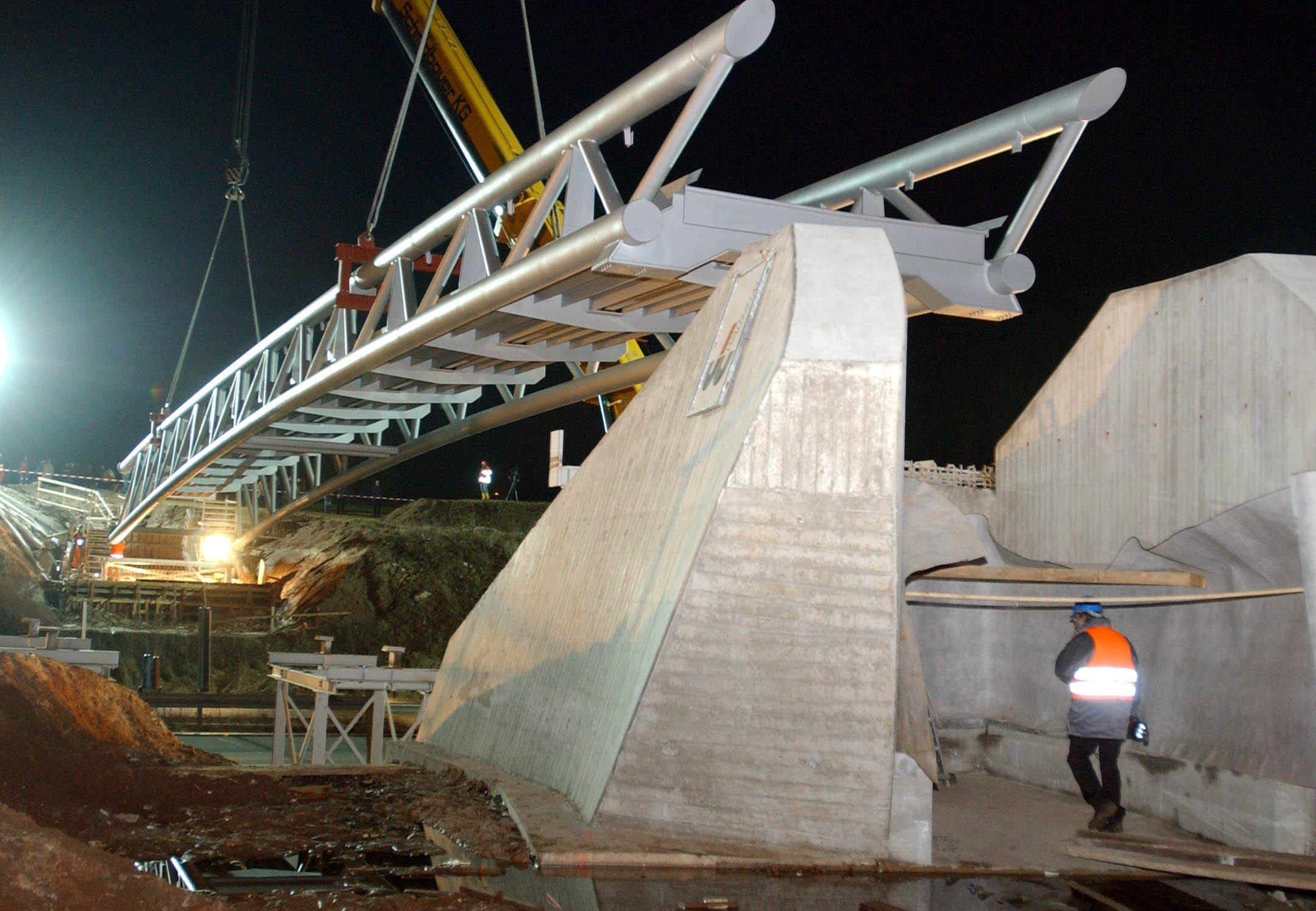 Zwei Kräne mit je 500 Tonnen Hubkraft hoben 2003 eine 60 Meter lange und 120 Tonnen schwere Brücke als Übergang über die A9 bei Bayreuth. Die rund 700.000 Euro teure Brücke wurde notwendig für den Ausbau des letzten Teilstückes der A9 München-Berlin bei Bayreuth