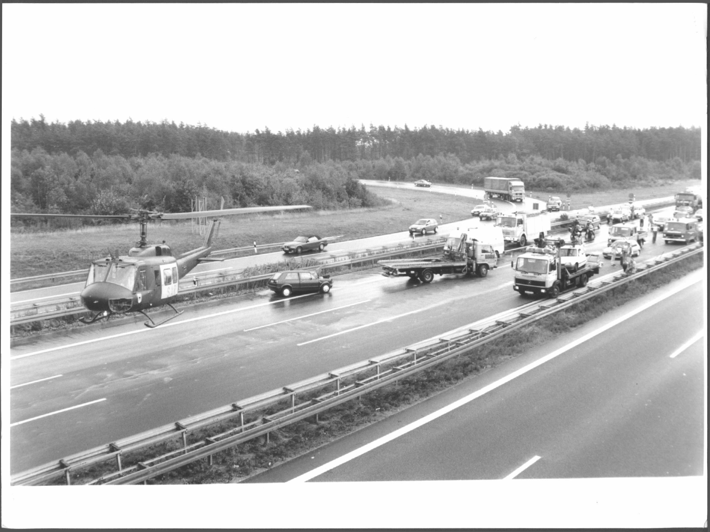 Unfälle sind leider auch die ständigen Begleiter der Autobahnen: Hier die Landung eines Rettungshubschraubers bei der Anschlussstelle Nürnberg-Ost der A 9 Mitte der 1990er-Jahre.