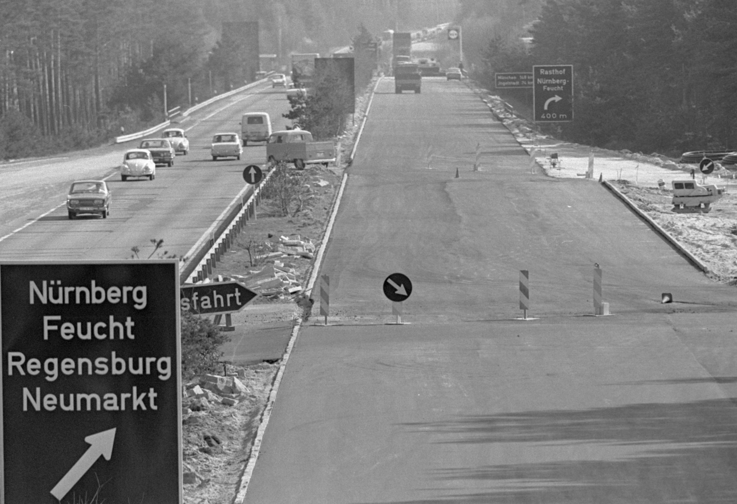 Ein historisches Bild der A 9 aus dem Jahr 1968 auf Höhe des Rasthofes Feucht.
