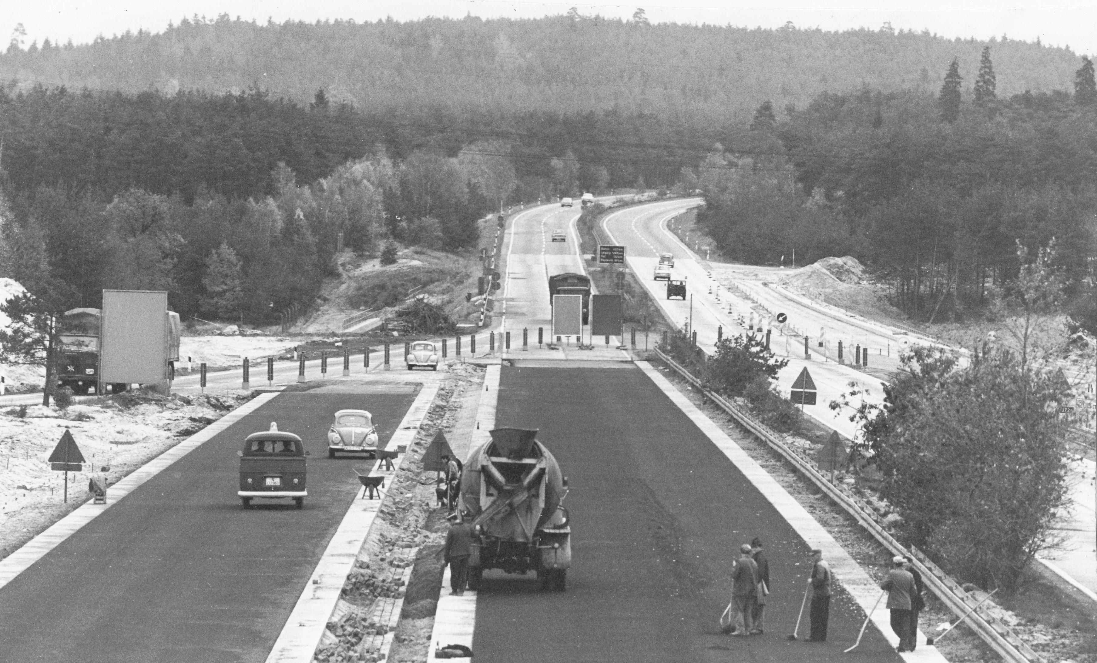 Der Bau des Autobahnkreuzes Nürnberg im Jahr 1966.
