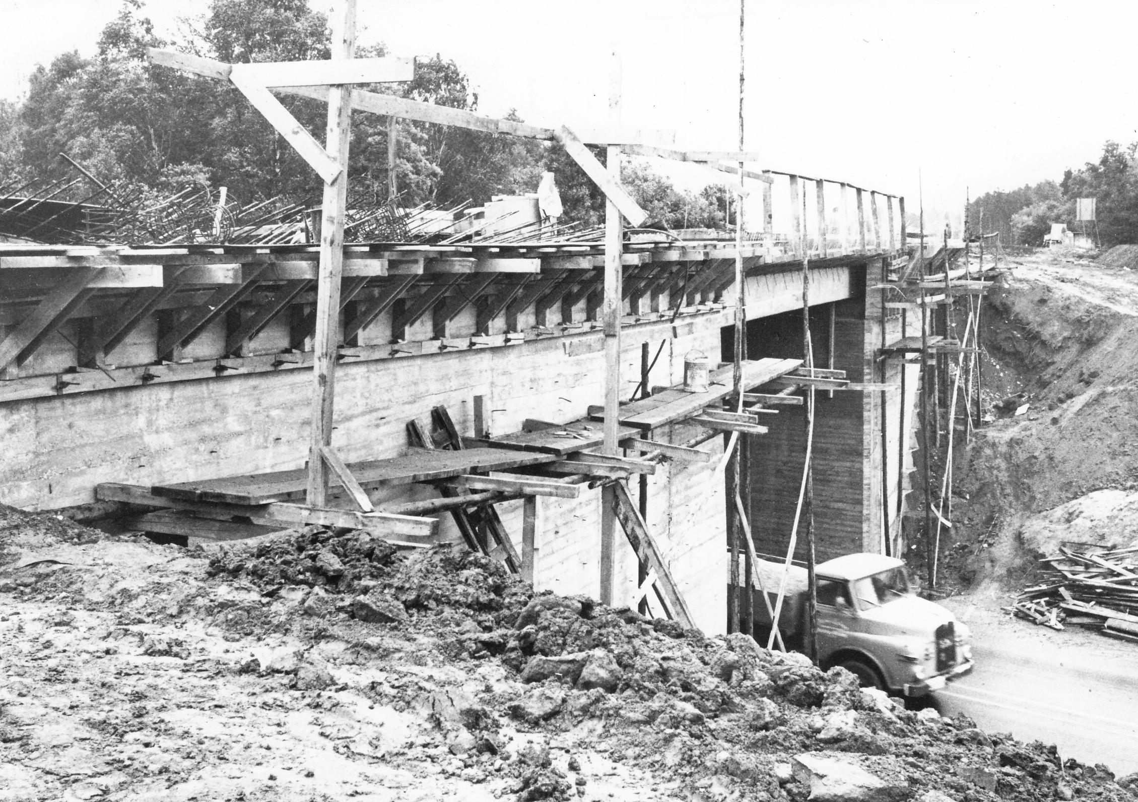 "Mit letzter Kraft noch geschafft!" - so lautete die Bildunterzeile zu diesem Foto vom Mai 1966. Es zeigt die Autobahn A9 zwischen der Brunner Brücke und der Ausfahrt Schwabach. Die verbreiterte Hälfte der Autobahnbrücke war vor Pfingsten rechtzeitig fertig geworden und konnte in Betrieb genommen werden. Unter der Brücke ist ein schwerer Hauben-Lkw der Nürnberger Marke MAN noch bei der Arbeit.