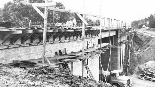 "Mit letzter Kraft noch geschafft!" - so lautete die Bildunterzeile zu diesem Foto vom Mai 1966. Es zeigt die Autobahn A9 zwischen der Brunner Brücke und der Ausfahrt Schwabach. Die verbreiterte Hälfte der Autobahnbrücke war vor Pfingsten rechtzeitig fertig geworden und konnte in Betrieb genommen werden. Unter der Brücke ist ein schwerer Hauben-Lkw der Nürnberger Marke MAN noch bei der Arbeit.
