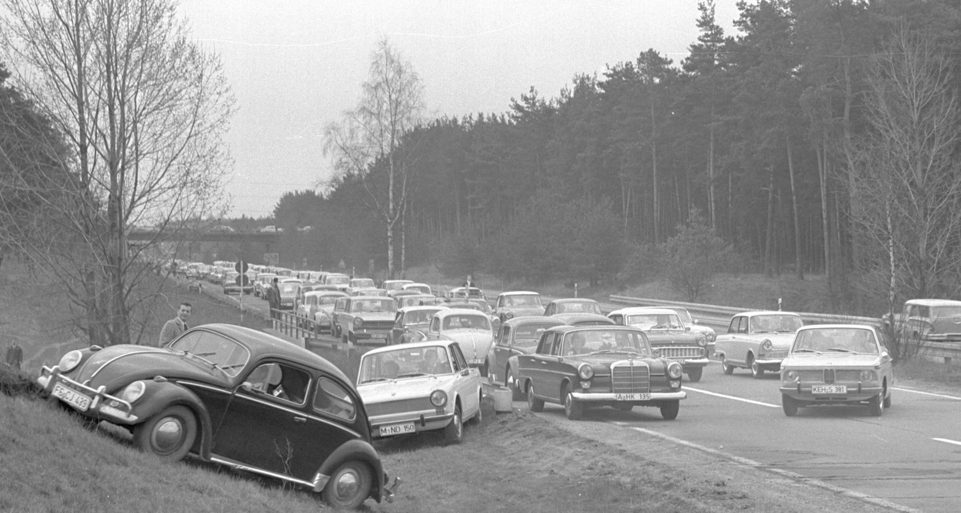 Wo ein Wille ist, da ist auch ein Weg. Hier versuchen Autofahrer anno 1966 ihr Glück über die Böschung neben der A9 nahe Feucht, um einem Stau zu entkommen. Im alten Bildtext heißt es dazu: "In gewagten Querfeldeinfahrten suchten Autofahrer ihr Heil, die des Wartens auf der Autobahn vor der Ausfahrt Nürnberg-Feucht müde geworden waren." Ob das eine gute Idee war? Der VW Käfer im Vordergrund jedenfalls scheint am Hang hängen geblieben zu sein. Es sitzt jedenfalls kein Fahrer mehr drin.