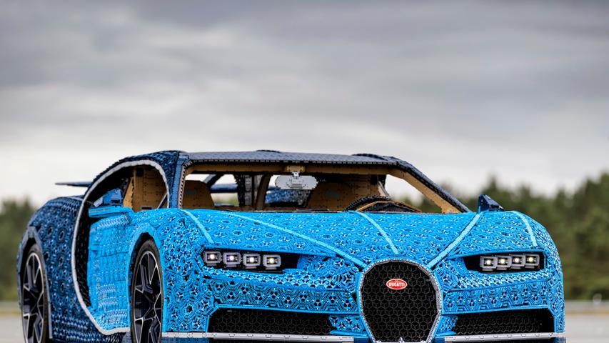Spielwarenhersteller Lego sorgt für eine absolute Neuheit im Automobilgewerbe: Das dänische Unternehmen konstruierte zusammen mit der Luxuswagenfirma Bugatti einen Bugatti Chiron, der voll funktionstüchtig ist und von Lego Technic Power Functions angetrieben wird.