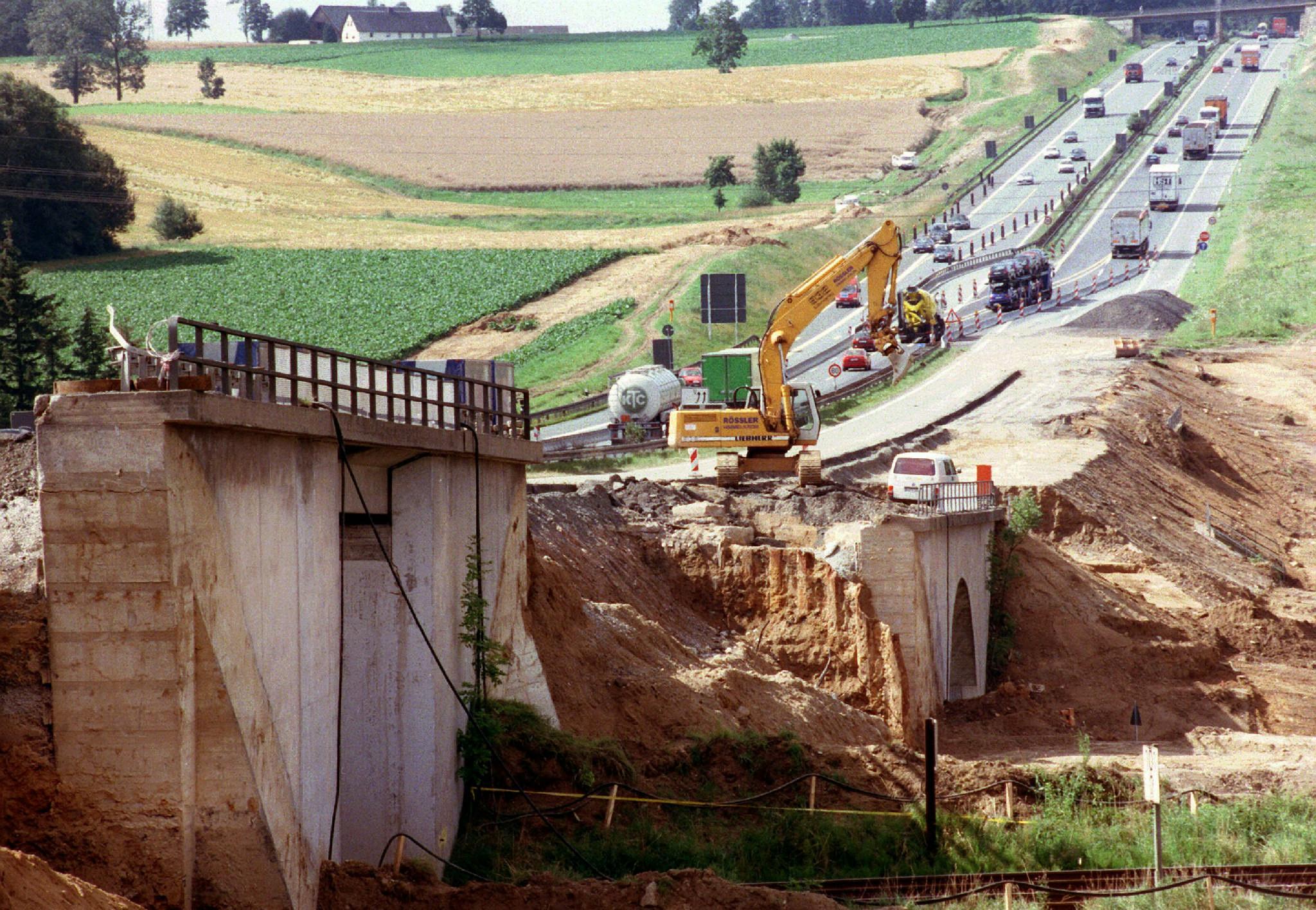 Die Brückenanlagen aus der Vorkriegszeit auf der A9 bei Münchberg wurden 1998 abgerissen. Die unfall- und stauträchtige "Münchberger Senke" wurde entschärft. Eine 500 Meter lange Talbrücke sollte künftig das extreme Gefälle abschwächen. Hier waren 1990 bei einer Massenkarambolage im Nebel zehn Menschen gestorben und mehr als 100 verletzt worden.
