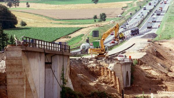 Die Brückenanlagen aus der Vorkriegszeit auf der A9 bei Münchberg wurden 1998 abgerissen. Die unfall- und stauträchtige "Münchberger Senke" wurde entschärft. Eine 500 Meter lange Talbrücke sollte künftig das extreme Gefälle abschwächen. Hier waren 1990 bei einer Massenkarambolage im Nebel zehn Menschen gestorben und mehr als 100 verletzt worden.