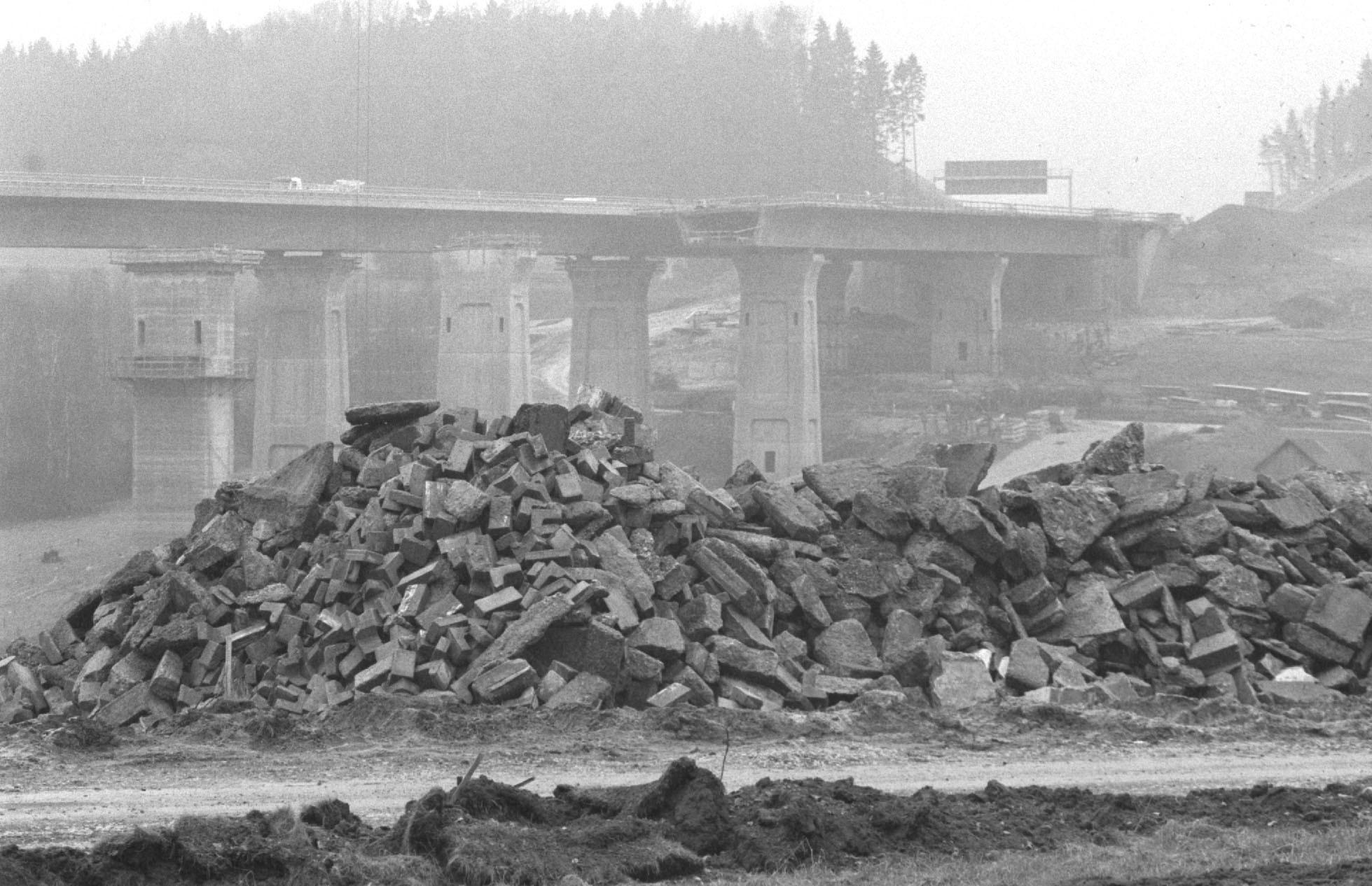 Mit dem Ausbau der A9 im Rahmen des Verkehrsprojekts Deutsche Einheit wurde auch die Linienführung der Verkehrsader überarbeitet. So wurde die Autobahn in Trockau vom Ort abgerückt und und über eine neue Talbrücke geführt. Die alte Trasse, die unmittelbar an den Häusern vorbeiführte, wurde der Natur zurückgegeben.