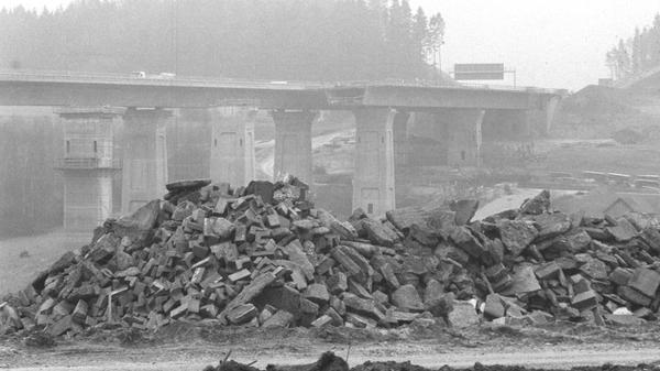 Mit dem Ausbau der A9 im Rahmen des Verkehrsprojekts Deutsche Einheit wurde auch die Linienführung der Verkehrsader überarbeitet. So wurde die Autobahn in Trockau vom Ort abgerückt und und über eine neue Talbrücke geführt. Die alte Trasse, die unmittelbar an den Häusern vorbeiführte, wurde der Natur zurückgegeben.