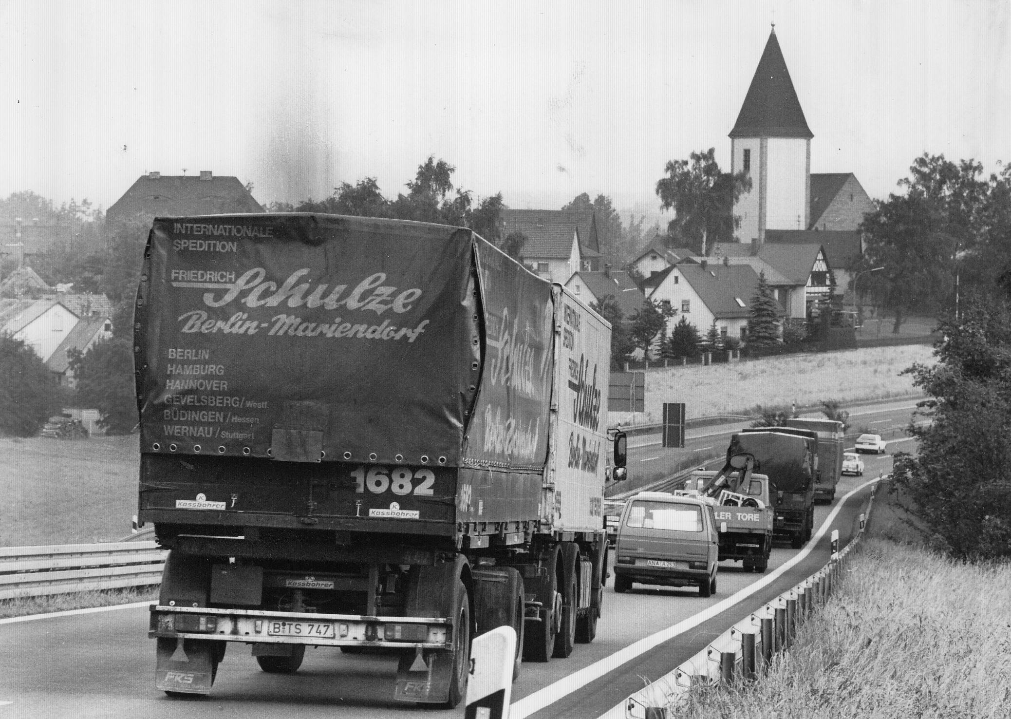 Kurvenreich war die unfallträchtige Gefällstrecke des Trockauer "Bremsbergs", wo die A9 vor dem sechsspurigen Ausbau nahe an den Häusern des Pegnitzer Ortsteils vorbeiführte.