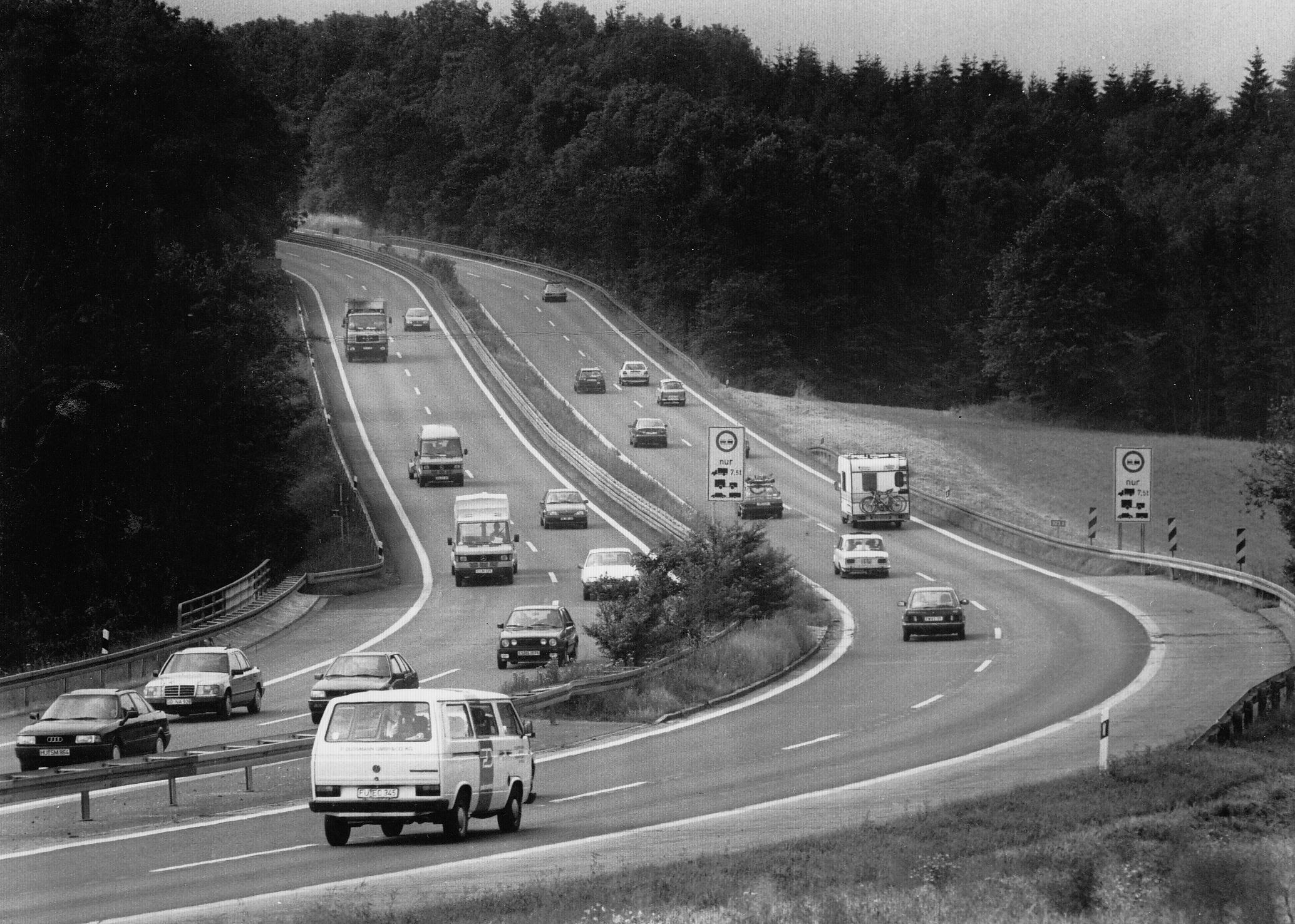 Mit dem sechsspurigen Ausbau im Rahmen des Projekts "Deutsche Einheit" wurde die A9 zu einer wichtigen Autobahnverbindung. Dabei wurden, wie hier am Trockauer "Bremsberg", frühere Unfallschwerpunkte entschärft.