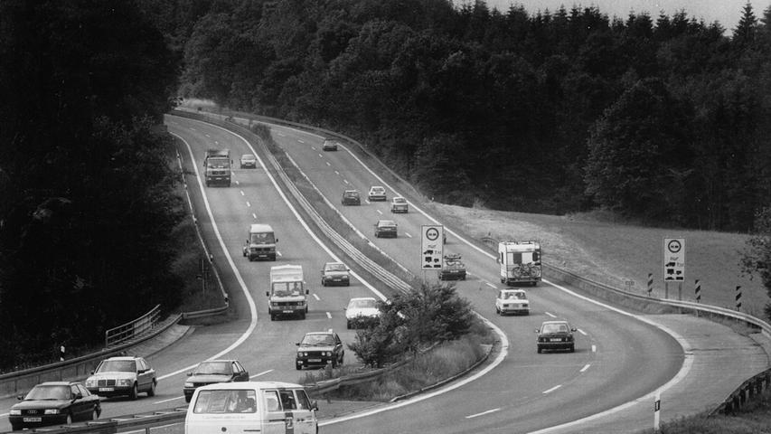 Mit dem sechsspurigen Ausbau im Rahmen des Projekts "Deutsche Einheit" wurde die A9 zu einer wichtigen Autobahnverbindung. Dabei wurden, wie hier am Trockauer "Bremsberg", frühere Unfallschwerpunkte entschärft.  
