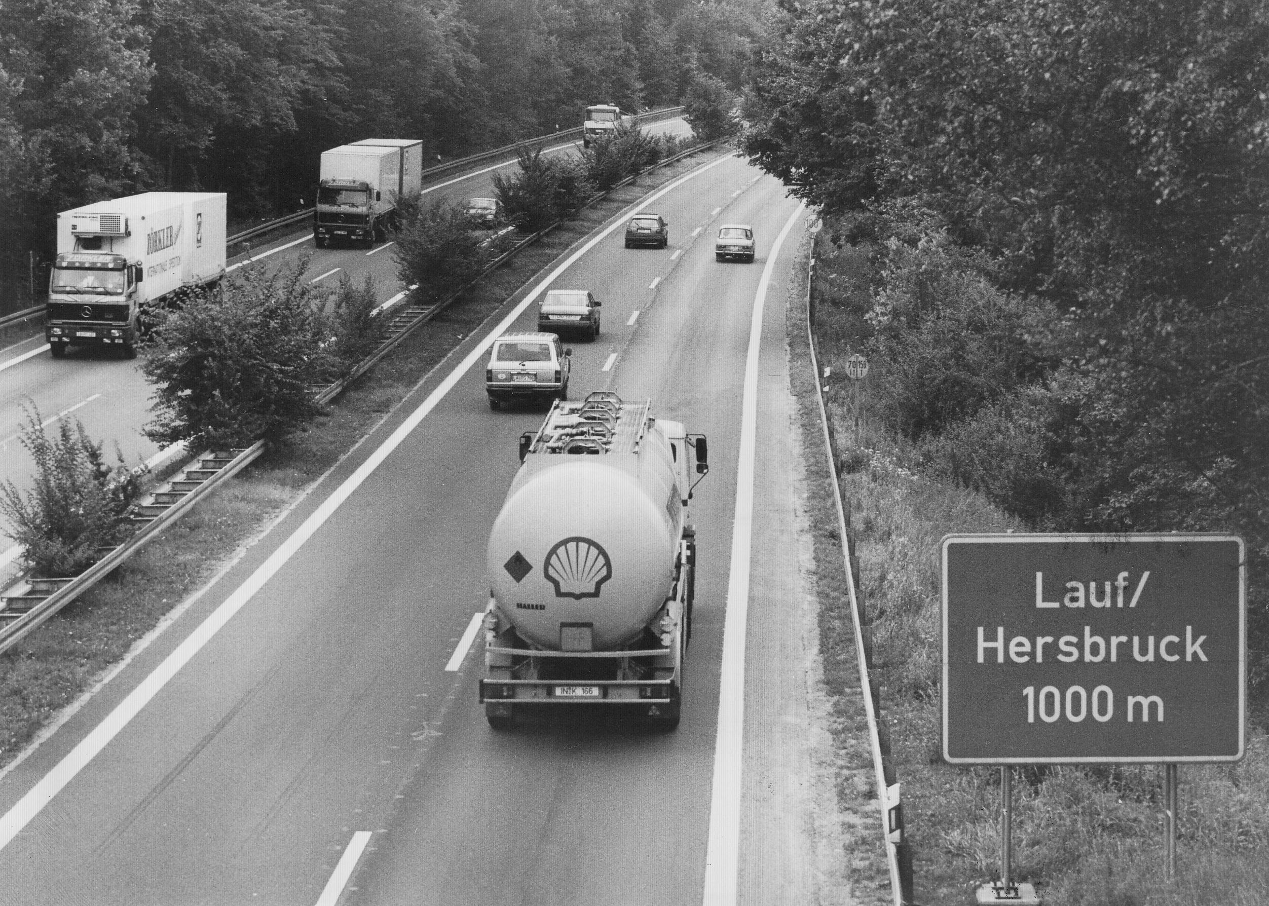 Die Autobahn A9 Nürnberg-Hof auf Höhe der Ausfahrt Lauf/Hersbruck im Jahr 1990. Im Zuge der Wiedervereinigung wurde die vierspurige Straße auf sechs Spuren ausgebaut.