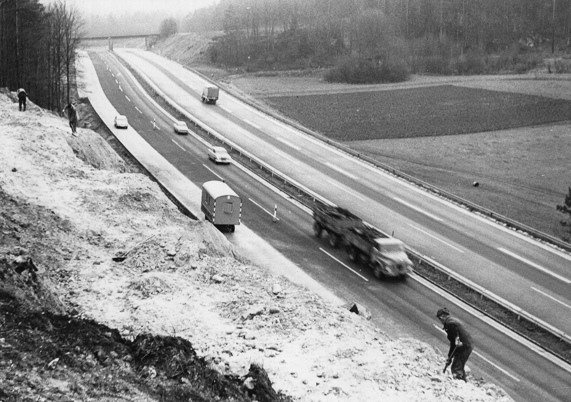 Als erste beidseitig neu ausgebaute Strecke der "alten" Autobahn zwischen Nürnberg und Bayreuth wurde 1965 der acht Kilometer lange, seit Ende März einseitig gesperrte Abschnitt Riegelstein-Plech wieder dem Verkehr übergeben. 3,25 Meter breite Stand- oder Kriechspuren ergänzten nach der Baumaßnahme die beiden 7,5 Meter breiten Fahrbahnen. Über die Frankenalb war damit überall wenigstens eine Fahrbahn so ausgebaut. Die fehlenden Parallelstücke wurden in den darauffolgenden Jahren entsprechend aufgerüstet.