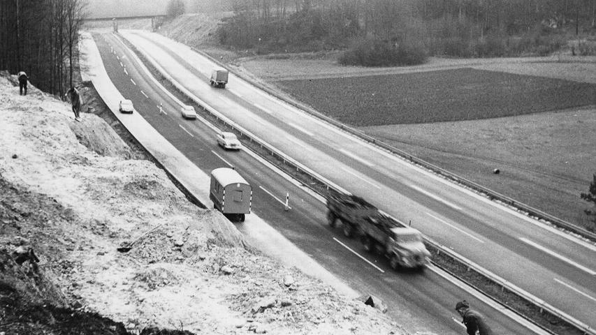 Als erste beidseitig neu ausgebaute Strecke der "alten" Autobahn zwischen Nürnberg und Bayreuth wurde 1965 der acht Kilometer lange, seit Ende März einseitig gesperrte Abschnitt Riegelstein-Plech wieder dem Verkehr übergeben. 3,25 Meter breite Stand- oder Kriechspuren ergänzten nach der Baumaßnahme die beiden 7,5 Meter breiten Fahrbahnen. Über die Frankenalb war damit überall wenigstens eine Fahrbahn so ausgebaut. Die fehlenden Parallelstücke wurden in den darauffolgenden Jahren entsprechend aufgerüstet.