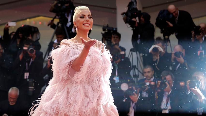 Filmfestspiele in Venedig: Lady Gaga verzückt im rosa Federkleid
