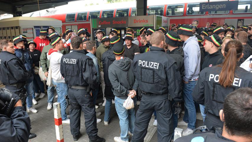 Mainzer Fußballfans, die in Erlangen gestrandet waren, wurden von einem masiven Polizeiaufgebot 