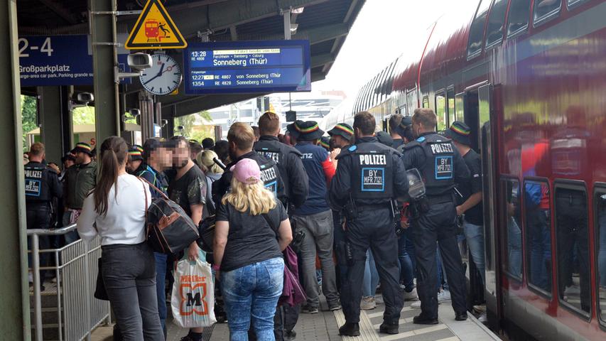 Massiver Einsatz: Polizei eskortiert  Mainz-Fans nach Nürnberg