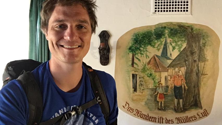 Wanderreporter Martin startet seine letzte Etappe von Plech nach Pegnitz. Für die gute Bewirtung im Gasthof Goldenes Herz bedankt er sich herzlich. Der Spruch an der Wand lässt seine Fußschmerzen fast schon vergessen.