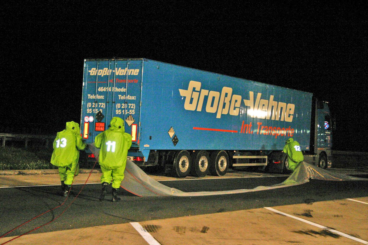 Auf der A9 wird auch viel Gefahrgut transportiert. Als im Herbst 2015 an der Rastanlage Pegnitz eine unbekannte Flüssigkeit aus einem Transporter tropfte, war dies der Auslöser für einen zehnstündigen Einsatz von Spezialtrupps der Feuerwehr aus der ganzen Region Pegnitz.