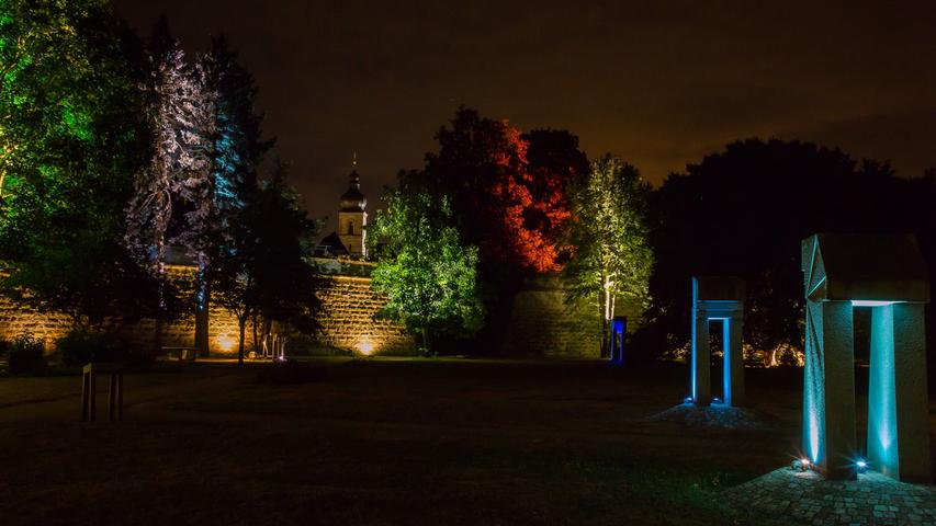 Lichtplaner der Fachhochschule Coburg haben Teile des Forchheimer Stadtparks mit der Valentini-Bastion in stimmungsvolles Licht getaucht.