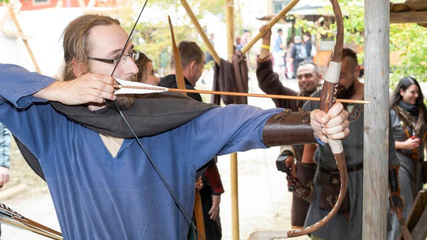 Klirrende Schwerter und Bogenschützen: Mittelalterspektakel auf Gut Leimershof