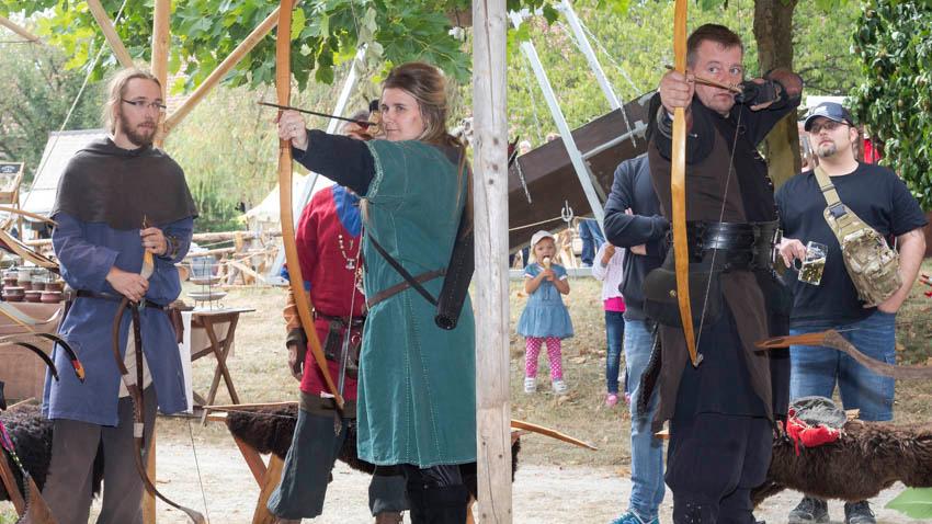 Klirrende Schwerter und Bogenschützen: Mittelalterspektakel auf Gut Leimershof