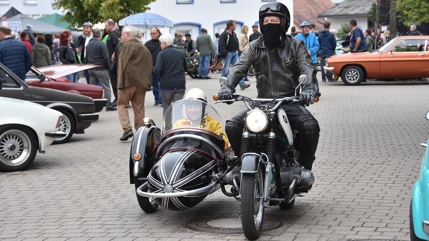 Moped, Mustang und Mercedes: Edle Karossen beim Oldtimer-Treffen in Puschendorf