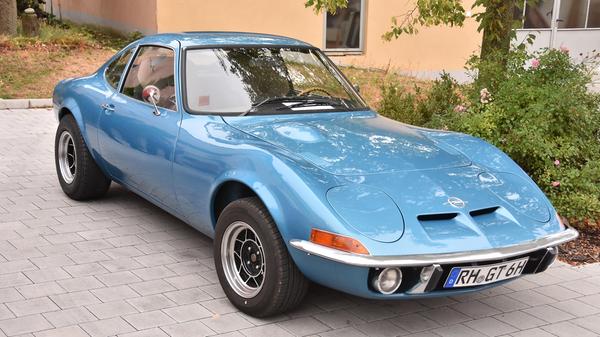Es gab mal Zeiten, da war Opel ein bisschen mutig und ein bisschen wild: Damals entstand der Opel GT. Der war ein richtiger Sportwagen für die kurvige Landstraße und so ziemlich das genaue Gegenteil von dem, was die Rüsselsheimer Marke sonst so unter den Namen Kadett, Ascona und Diplomat auf die deutschen Straßen brachte.