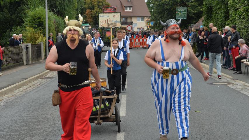Obelix und Bikinishow: Kärwa-Umzug rollt durch Eltersdorf