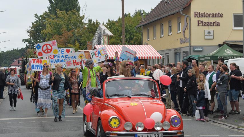 Obelix und Bikinishow: Kärwa-Umzug rollt durch Eltersdorf