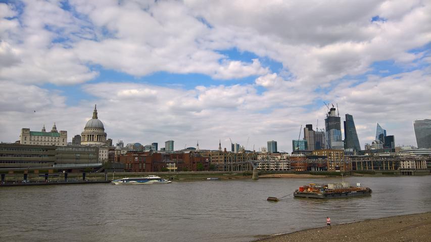Erst einmal in die Stadt fahren und die Top-Sehenswürdigkeiten abklappern: Das Themse-Ufer und St Paul's Cathedral in London...