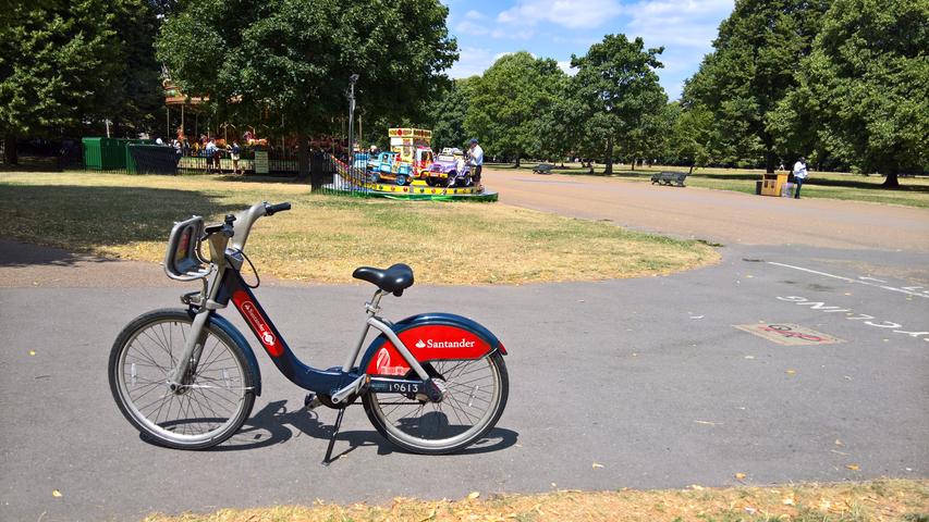 Ebenfalls schweißtreibend, aber abwechslungsreich: Ein kurzer Fahrradtrip durch die zahlreichen Parks und Gärten Londons. Mit Leihfahrrädern kann man für sehr wenig Geld unterwegs sein.