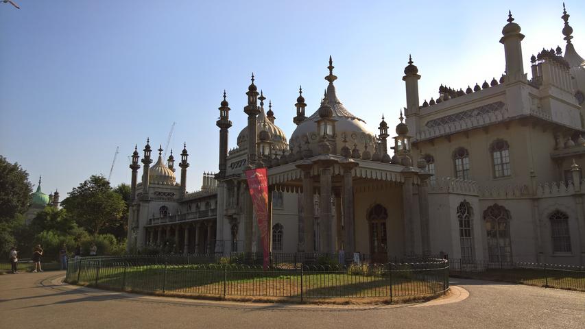 Brightons wahrscheinlich wichtigste Sehenswürdigkeit: Der Royal Pavillion, gebaut vom Prinzregenten George Anfang des 19. Jahrhunderts im Stil indischer Mogulpaläste.