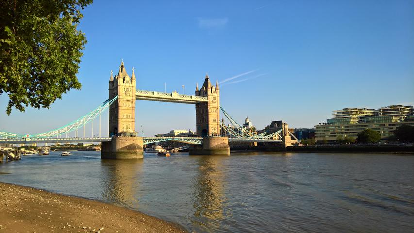 Zurück in der Hauptstadt: Majestätisch liegt die Tower Bridge in der Abendsonne da.