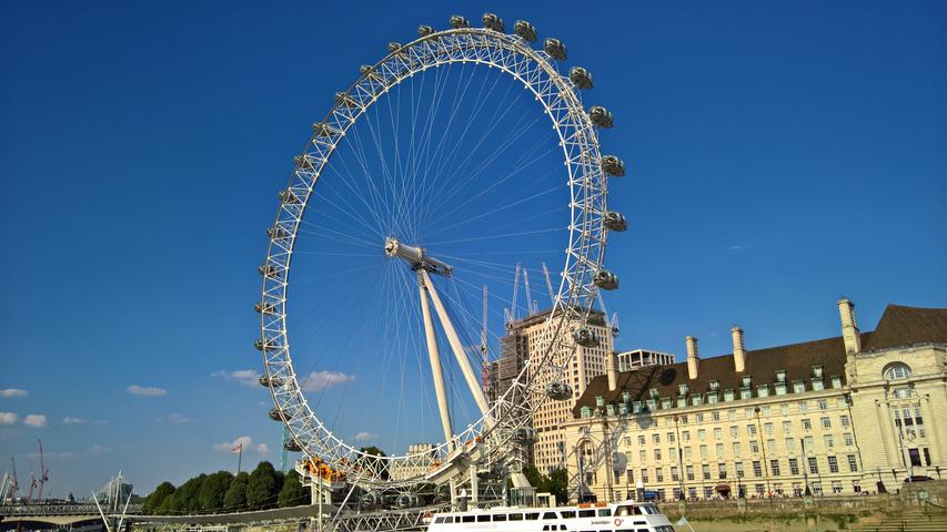 Ein paar Sehenswürdigkeiten vom Themse-Boot aus besehen: das Riesenrad "London Eye"...