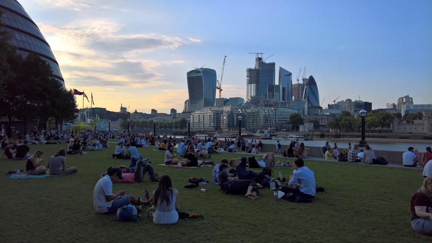 Freitagabend: Die Londoner genießen einen Feierabend-Drink am Themse-Ufer.