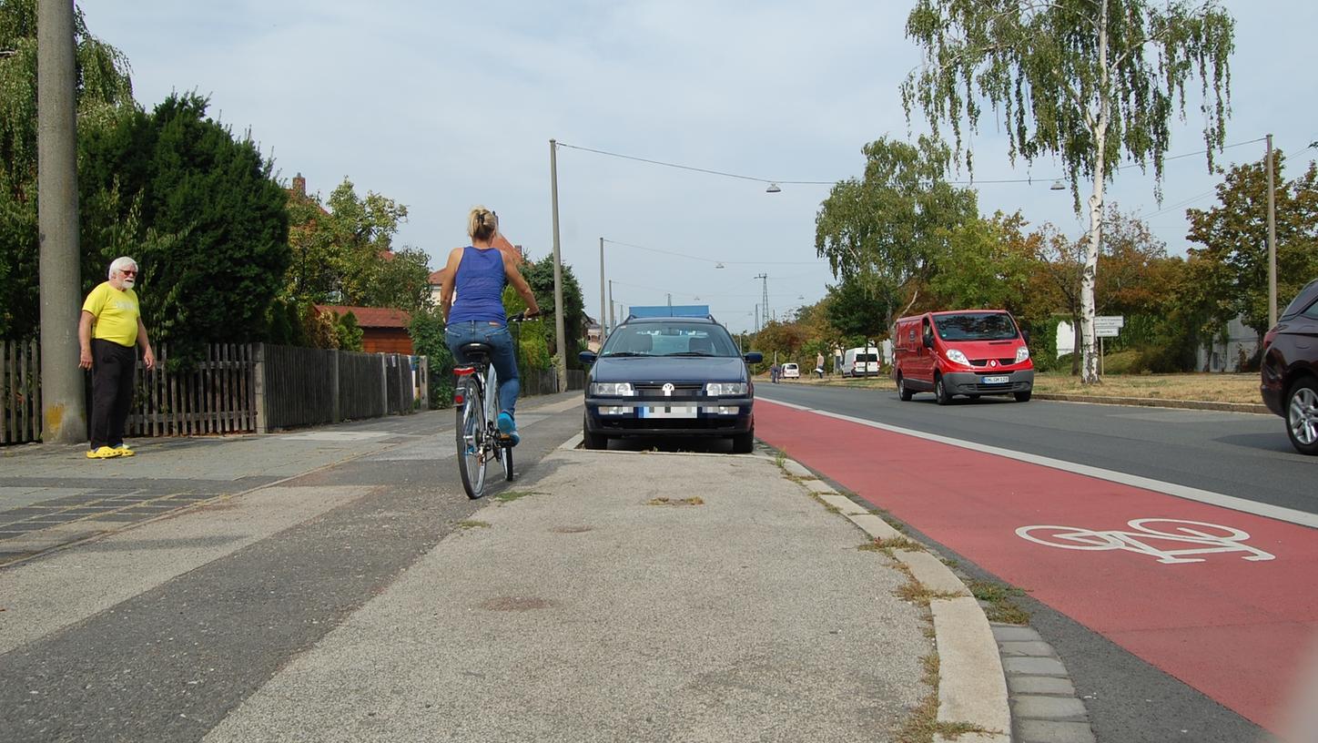 Obwohl die Stadt in der Minervastraße einen ausreichend breiten Fahrradweg gebaut hat, fahren viele Radler auf dem Gehweg.