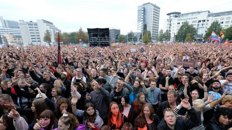 Rund 65.000 Menschen zog das #wirsindmehr-Konzert an - rund 40.000 Menschen protestierten zwischen August und Oktober auf den Straßen.