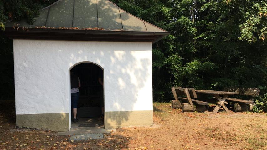 Die Elbersberger Kapelle ist erreicht - er lässt sie allerdings rechts liegen. Schließlich wartet die Himmelsleiter auf ihn.