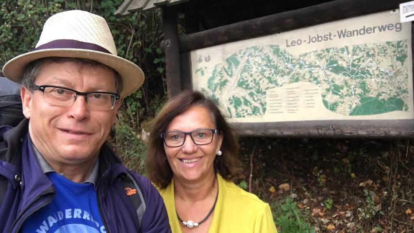 Nun ist der Wanderreporter mit Angelika Maier vom Bürgermeisteramt der Stadt Pegnitz ein Stück auf dem Leo-Jobst-Wanderweg unterwegs - zu einem spannenden Mahnmal!