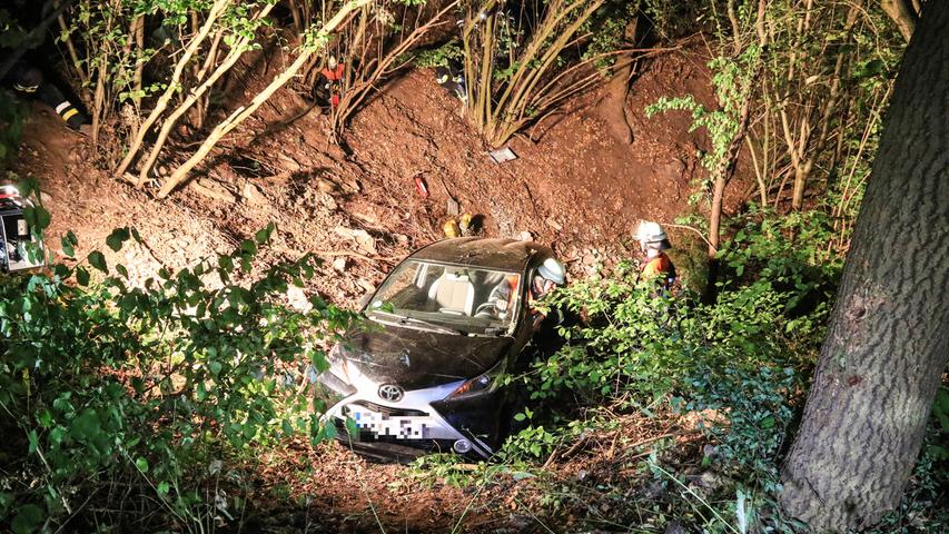 Weggerollt: Besitzerin findet ihr Auto 15 Meter tiefer in der Böschung