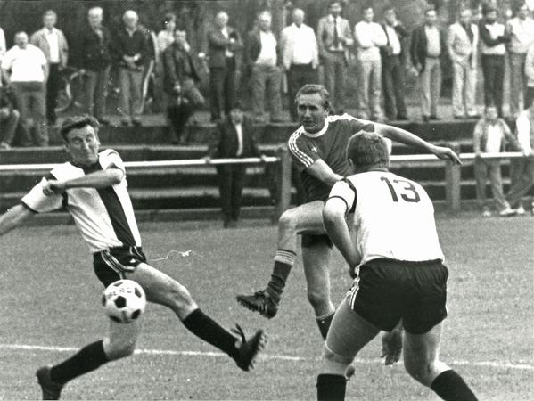 Die 1961er-Meisterelf des Clubs 23 Jahre nach ihrem großen Triumph in Roth. Der damals 50-jährige Heini Müller (hier gegen die Rother Günther Feuerstein und Walter Weiß) zeigte, dass er noch gut in Schuss ist.