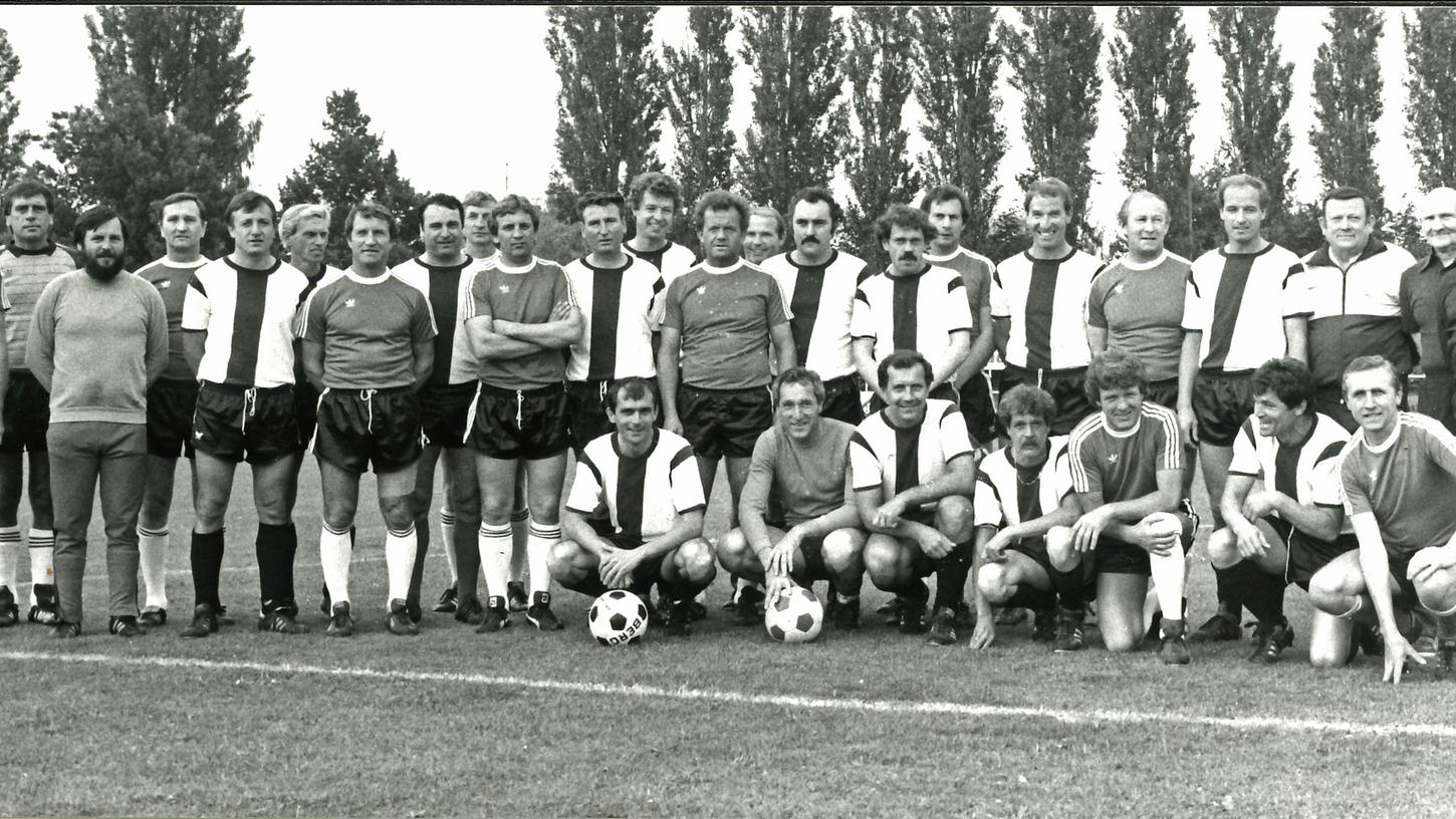 1984 gab sich die Nürnberger Meisterelf des Jahres 1961 anlässlich des 50. Geburtstages von Heiner Müller auf dem Sportplatz am Schleifweg ein Stelldichein. Heini Müller (vorne rechts) spielte je eine Halbzeit für Nürnberg und seinen TSV Roth, der sich mit einer 3:5-Niederlage sehr achtbar hielt.