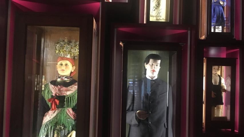 Das ist ein Muss für den Wanderreporter: der Besuch des Wallfahrtsmuseums - ein Unikum, wo Wachsfiguren hinter Glaskästen ausgestellt sind, weil sie sehr empfindlich sind - empfindlicher als bei Madame Tussauds Kabinett.