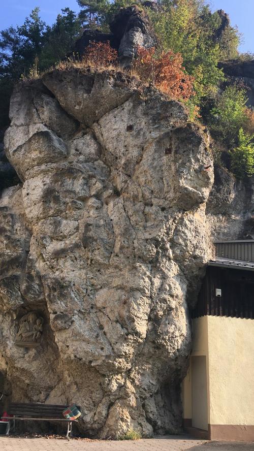 Auf seinem Weg durch die Fränkische Schweiz kommt Jo an gigantischen Felsen vorbei, wie beispielsweise hier am Ortsausgang von Pottenstein. Und noch weitere Entdeckungen warten auf ihn.