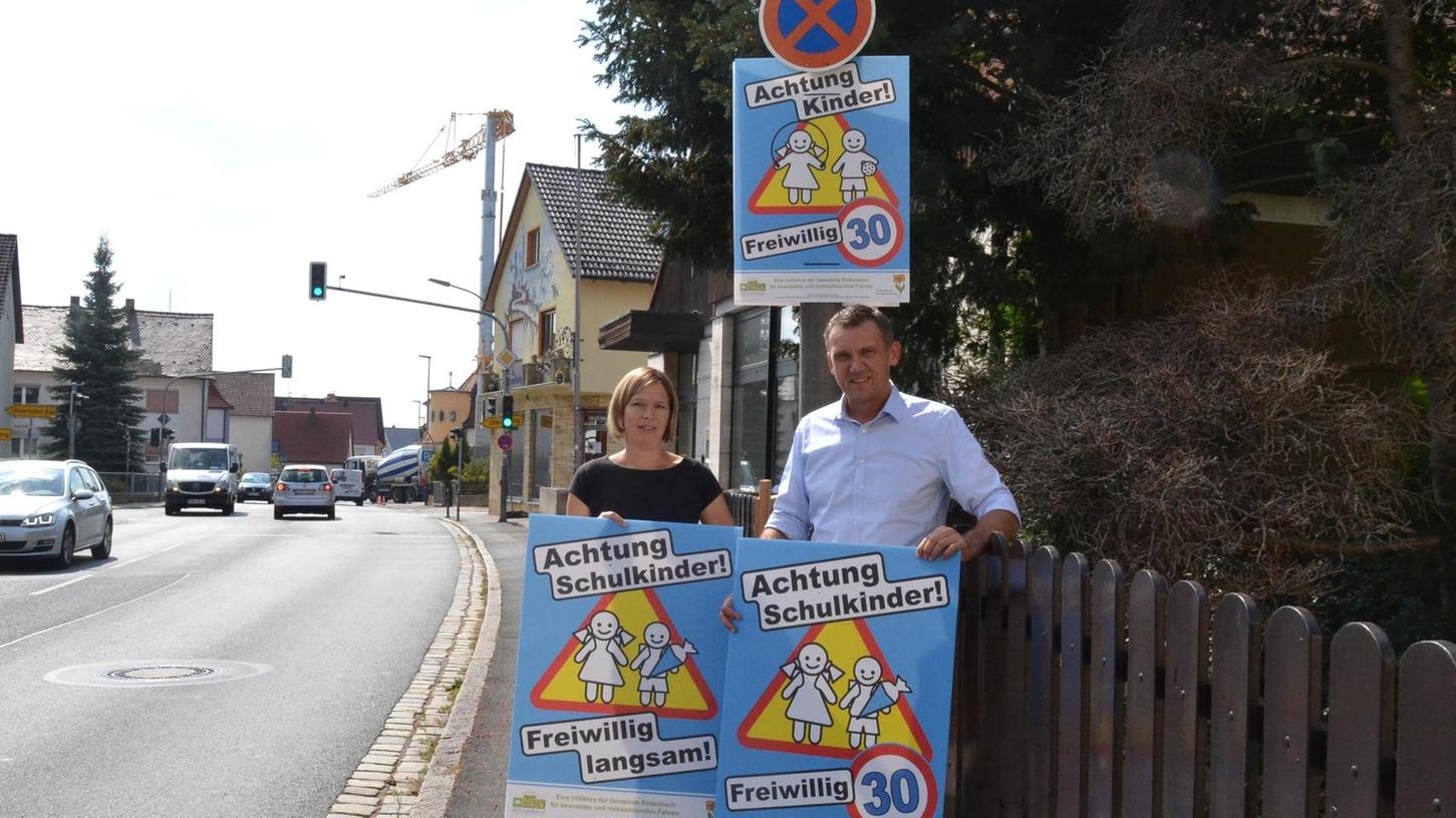 Bürgermeister Ludwig Wahl und Rathaus-Mitarbeiterin Meike Ambrosy-Anding zeigen die neuen Plakate.