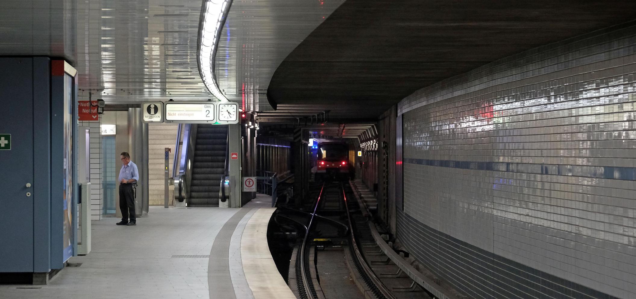 8600 Menschen nutzen die Haltestelle durchschnittlich: Der U-Bahnhof Langwasser Süd wurde sogar noch vor dem Gemeinschaftshaus als der erste Bahnhof der Nürnberger U-Bahn am 1. März 1972 eröffnet.