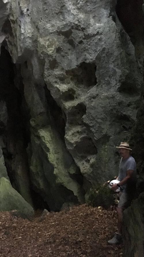Nach der Ankunft in Leutzdorf ist Jo mit Ferdinand Haselmeier, einem leidenschaftlichen Höhlenforscher, zur Esperhöhle gegangen.